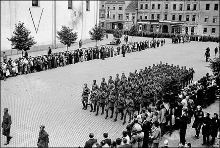 Vítání armád na Masarykov námstí po konci války v roce 1945.