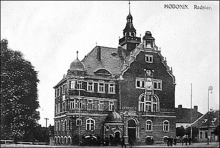 Radnice ped r.1929, za devným zábradlím za radnicí tekla Jalová strouha. 