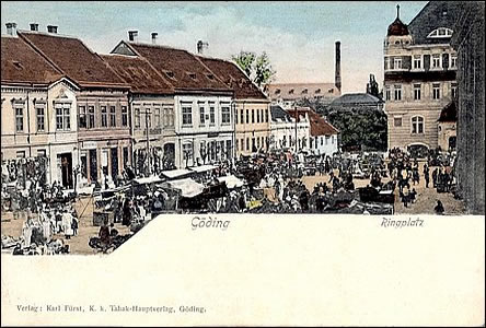Trh na námstí okolo roku 1920, v pozadí stechy mlýn a synagogy.