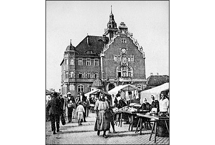 Trh na námstí v roce 1923, stánky byly rozloeny tém po celé ploše.