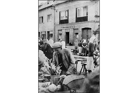 Papírnictví a trh na Masarykov nám vedle Klekovy sodovkárny, tady v r.1954.