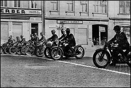 Start závodu motocykl na námstí v roce 1937