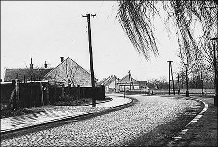 Jánošíkovou ulicí od ulice Nové k mostu do Rybá okolo roku 1970.