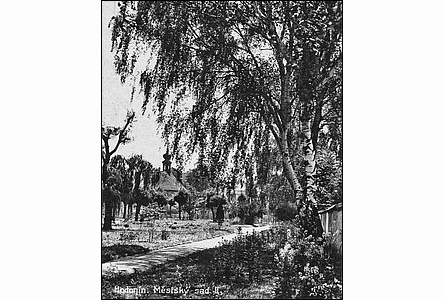 Po roce 1901 byl ze hbitova zízený park - pohled od dnešního ZS.