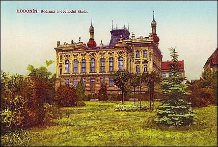 Na fotografii z r.1929 vypadá Obch. akademie s parkem jako lovecký zámeek.