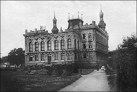 Obchodní akademie ped r.1928 ped výstavbou budovy soudu a pošty.