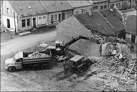 Další snímek z bourání horního konce ulice Horní Plesová.