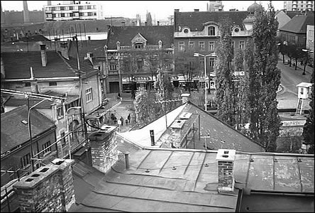 Zaátek ulice Dolní Valy, foceno ze stechy domu ke kiovatce v roce 1974.