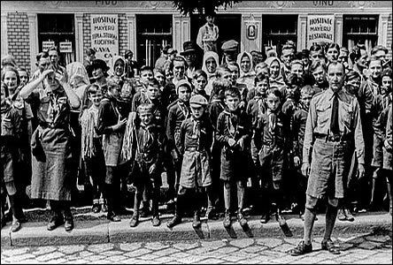 Nár. třída před Mayerovou hospodou r.1936, skauti čekají prez. Beneše.
