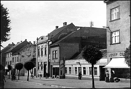 Národní třída pod pomníkem T.G.M., vpravo prodejna nábytku j. Červíka.