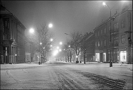 Zasněžená noční Národní třída pod pomníkem T. G. M. v zimě roku 1970.