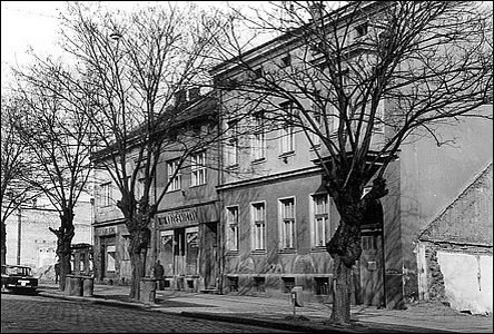 Roh ulic Národní tída a Dukelských hrdin v poátcích demolice v roce 1972.