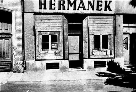 Hmánkovo koešnictví v roce 1945 poznamenané válkou.