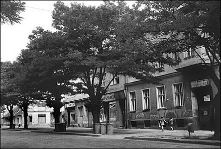 Nár. tída pod ul. Dukelskou po r.1970, vzadu na rohu bývalý Touskv obchod.