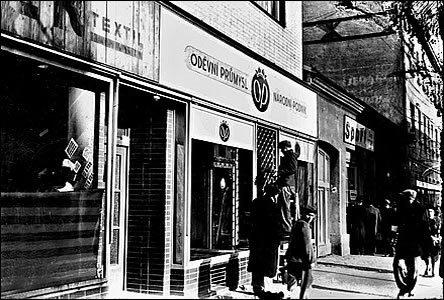 Na Národní tíd pod ulicí Rodinovou byl i obchod Odvního prmyslu.