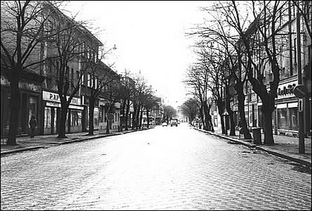 Národní tída (tehdy Stalingradská) pod ulicí Rodinovou asi v roce 1974.