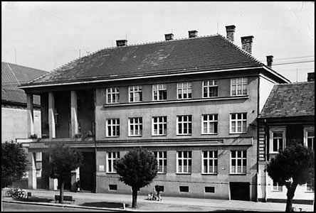 Prostor z vedlejší fotografie zastavěný budovou Polikliniky.
