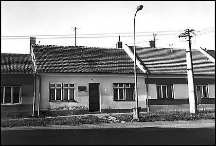Domek na ulici Horní Valy (s pamtní deskou odboje) naproti ulice Polní.
