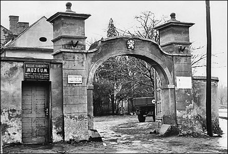Vstupní brána zámeku v roce 1973.