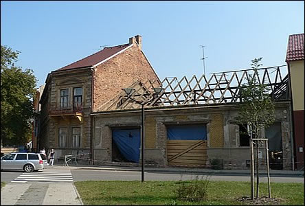 Rekonstrukce domu na rohu ulic Píní a Štefánikovy probíhala v roce 2009.