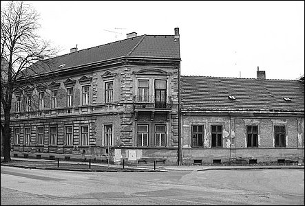 Pvodní zástavba rohu ulic Štefánikova a Píní.