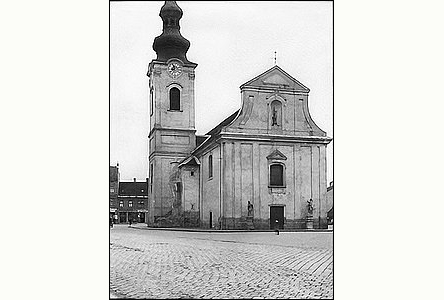 Kostel ped r. 1932, ve výklenku nad vchodem je ješt socha sv. Šebestiána.