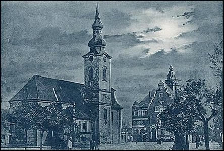 Kostel a radnice na dobové pohlednici z roku 1905.