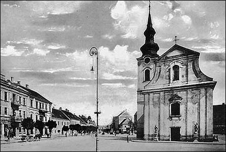 Pohled od radnice na kostel a námstí asi v roce 1924.