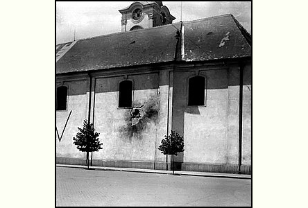 Také kostel byl bhem války zasaen nkolka granáty.