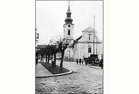 Námstí a kostel v dob asi okolo roku 1920.