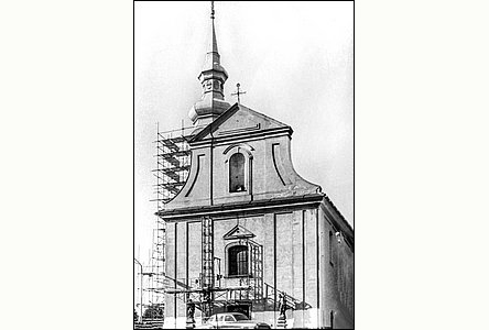 Pi oprav kostela v r. 1973 u v horním výklenku socha sv. Šebestiána není.
