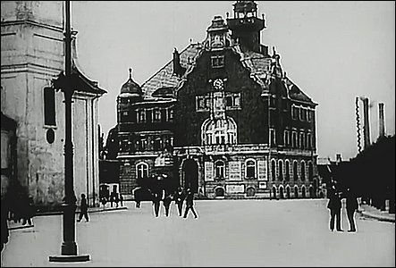 Námstí s kostelem a radnicí v roce 1924.