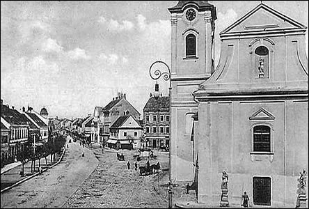 Kostel a ást námstí v roce 1918.