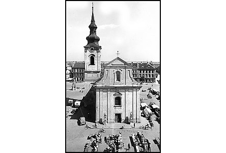 Trh na námstí mezi kostelem a radnicí v roce 1939.