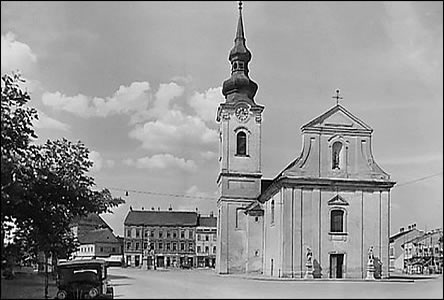 Kostel a námstí v roce 1939 (staví se Klekv dm vpravo).