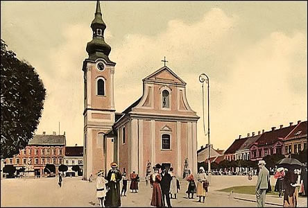 Kolá z roku 1910, kostel a námstí, okolo morového sloupu balustráda.