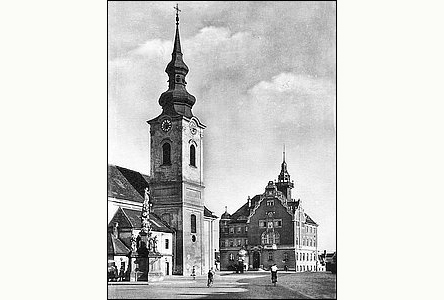 Masarykovo námstí v dob kdy bylo celé dládné, foto asi rok 1930.