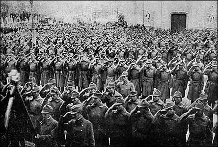 Písaha 1. Masarykovy brigády na námstí v nedli 17. listopadu 1918.