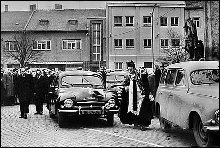 Dkan Prnka pi pohbu ped kostelem v roce 1964.