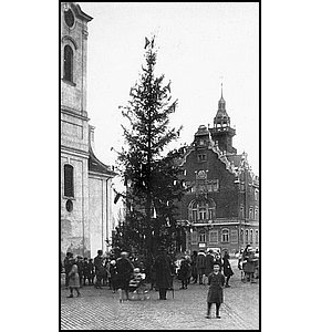 Vánoní strom u kostela v roce 1926.