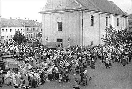Svatovavinecký trh na námstí ped kostelem v roce 1947.