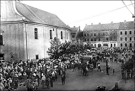 Svatovavinecký trh na námstí ped kostelem v roce 1947.