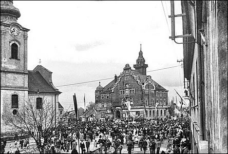 Masarykovo námstí s radnicí pi oslav 1. máje v roce 1953.
