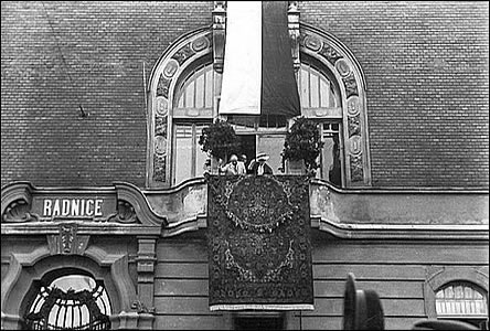 Prezident Beneš s chotí na balkón hodonínské radnice 16. ervna 1936.