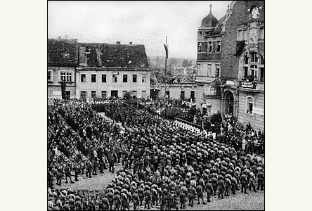 Vítzné armády na Masarykov námstí v roce 1945.