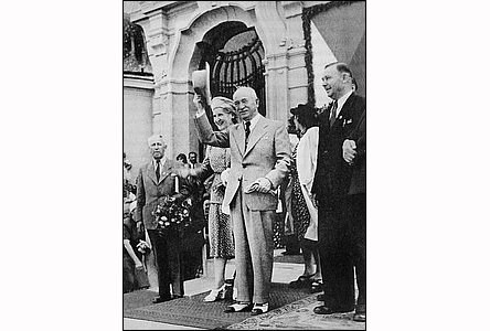 Prezident Beneš s chotí a starosta Koiš ped radnicí 22. ervna 1947.