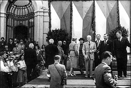 Prezidentský pár ped radnicí v r. 1947 i se starostou Koišem.