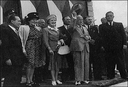 Prezidentský pár ped radnicí v r. 1947, vedle prezidenta starosta Koiš.