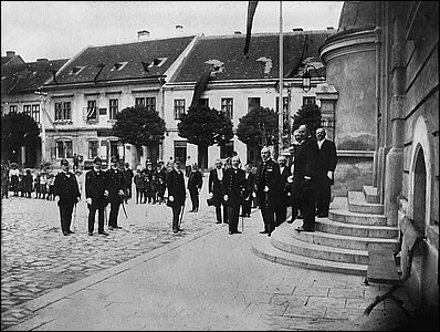 Vládní komisa c. k. mocnáství Šáva ped radnicí v roce 1910.