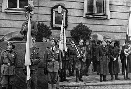 Deska z r. 1945 vnovaná Slovácké brigád z r. 1918 dnes u na radnici není.